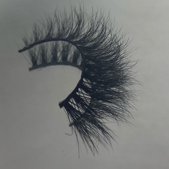 Lashes - Picture 6 of 6